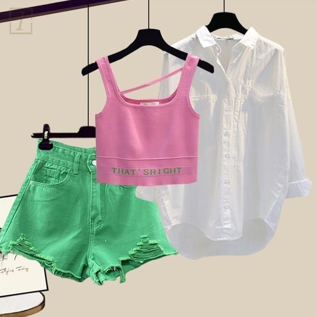 綠色短褲+白色襯衫+粉色背心