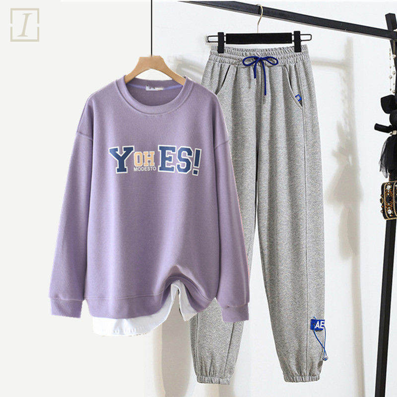 紫色衛衣+灰色褲子