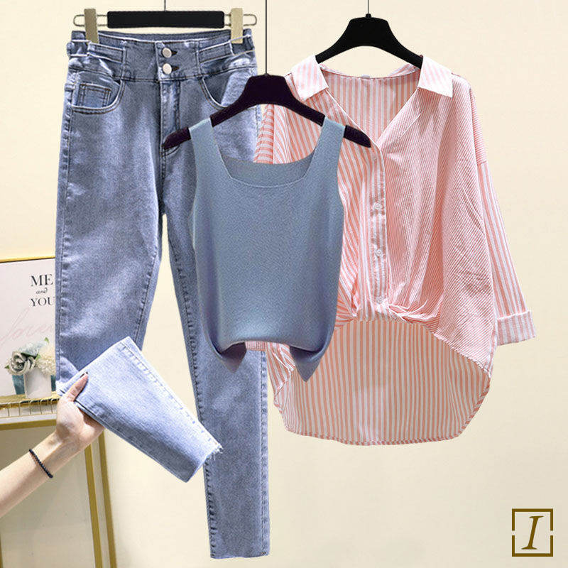 藍背心+粉色襯衫+牛仔褲
