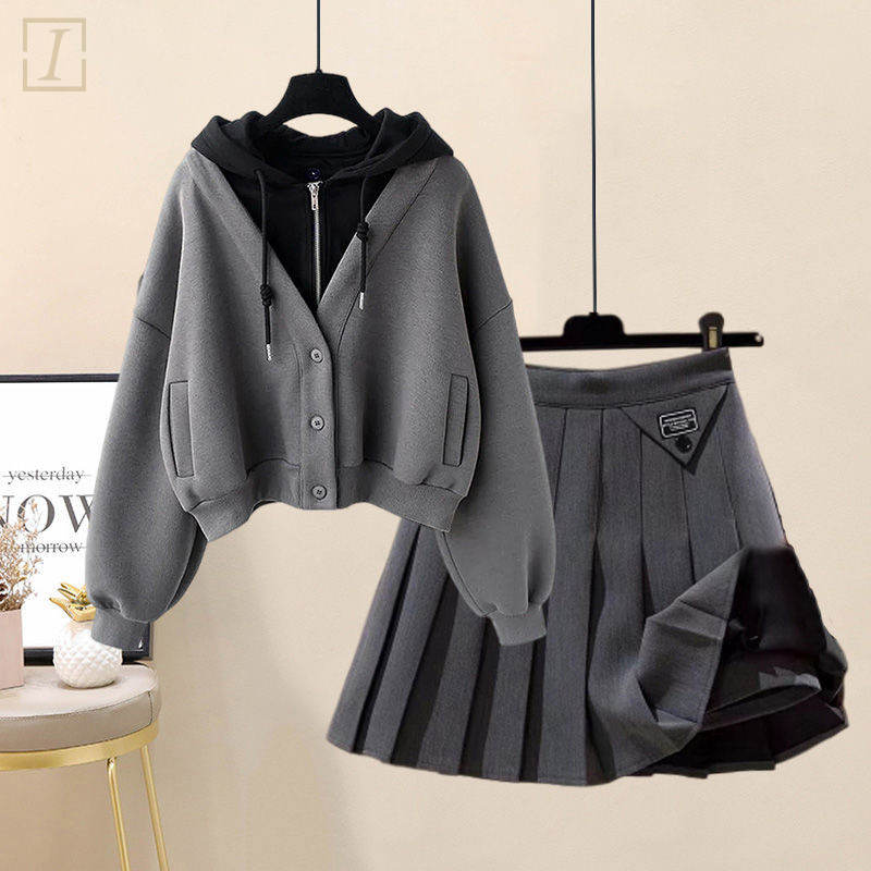 灰色衛衣+深灰色百褶裙/套裝
