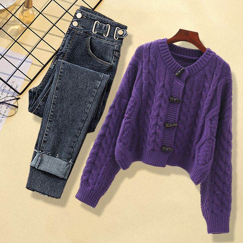 紫色毛衣+藍色牛仔褲