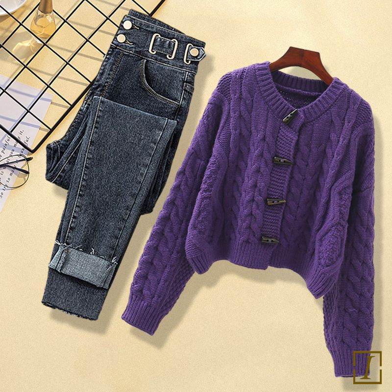 紫色毛衣+藍色牛仔褲