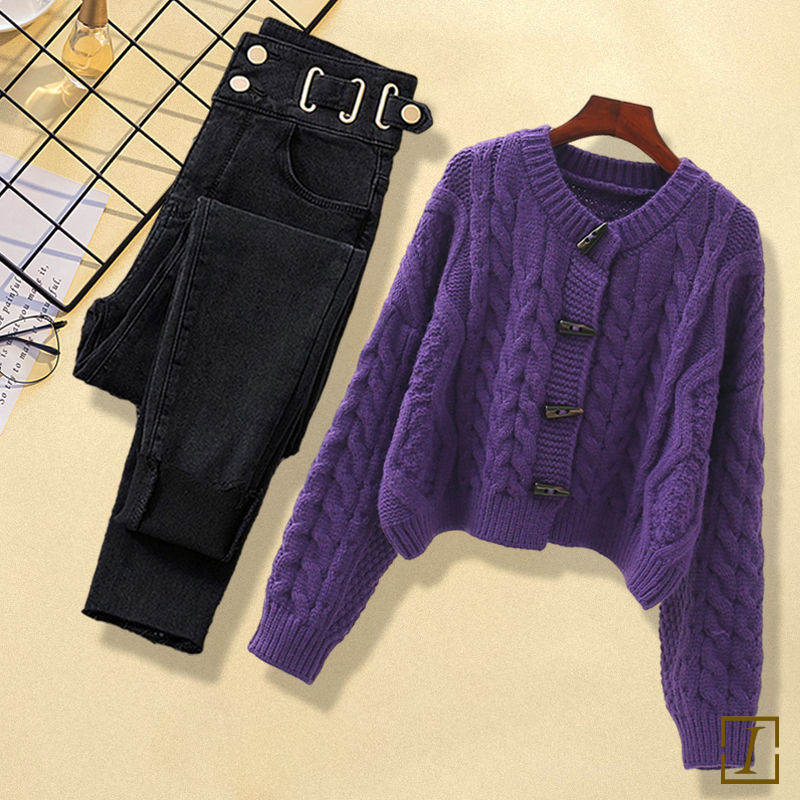 紫色毛衣+黑色牛仔褲