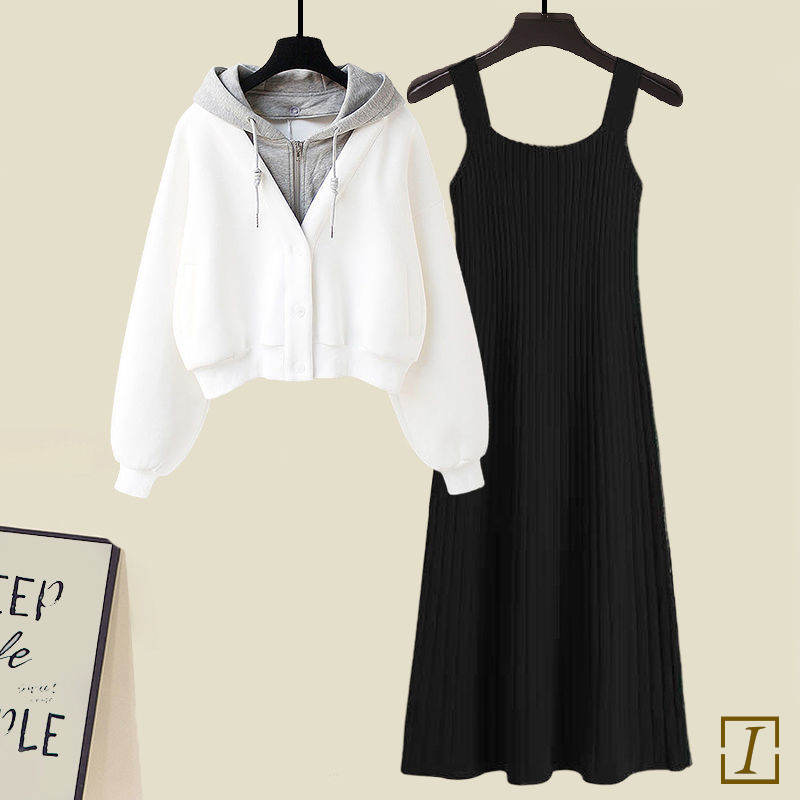 白色外套+黑色洋裝