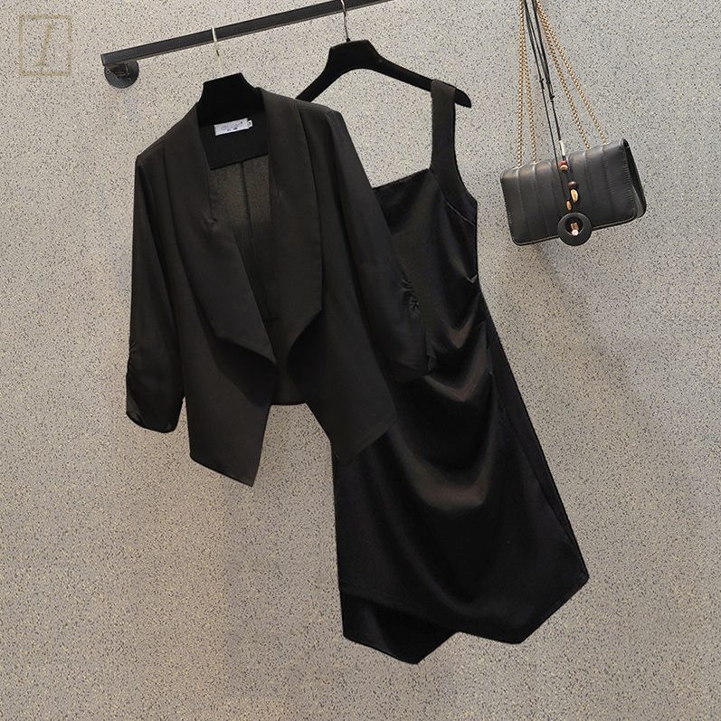 黑色西裝+吊帶洋裝