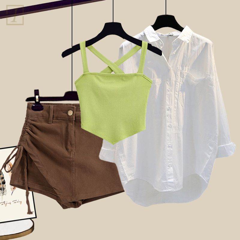 綠色背心+咖色裙褲+白色襯衫