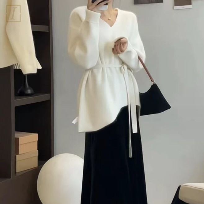 白色毛衣+黑色裙類