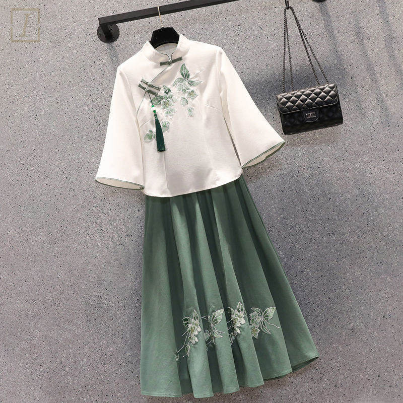 白色上衣+綠色裙類